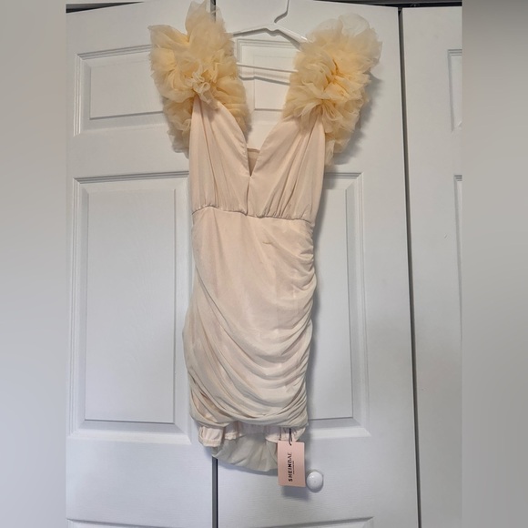 Elegant Cream Dress with Ruffled Sleeves - Picture 7 of 7